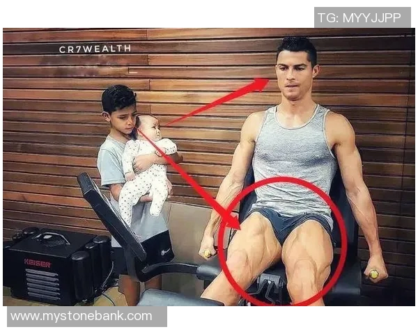 足球明星帅哥腹肌照片展现运动魅力与健美身材的完美结合