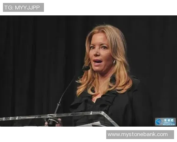 足球明星私密照曝光引发热议内裤背后的故事令人震惊